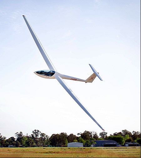 El club cuenta con escuela de pilotos de planeador y de avión