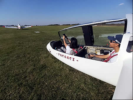El club cuenta con escuela de pilotos de planeador y de avión