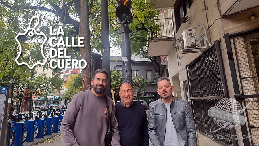 -Los cueros de la calle Murillo junto al turismo-